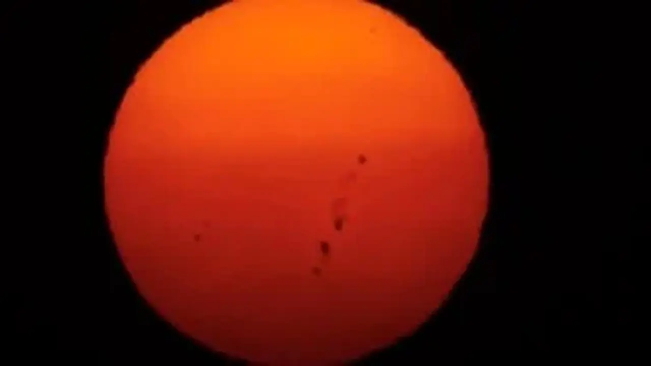 رصد بقع شمسية نشطة يؤثر على الاتصالات في سماء عرعر السعودية